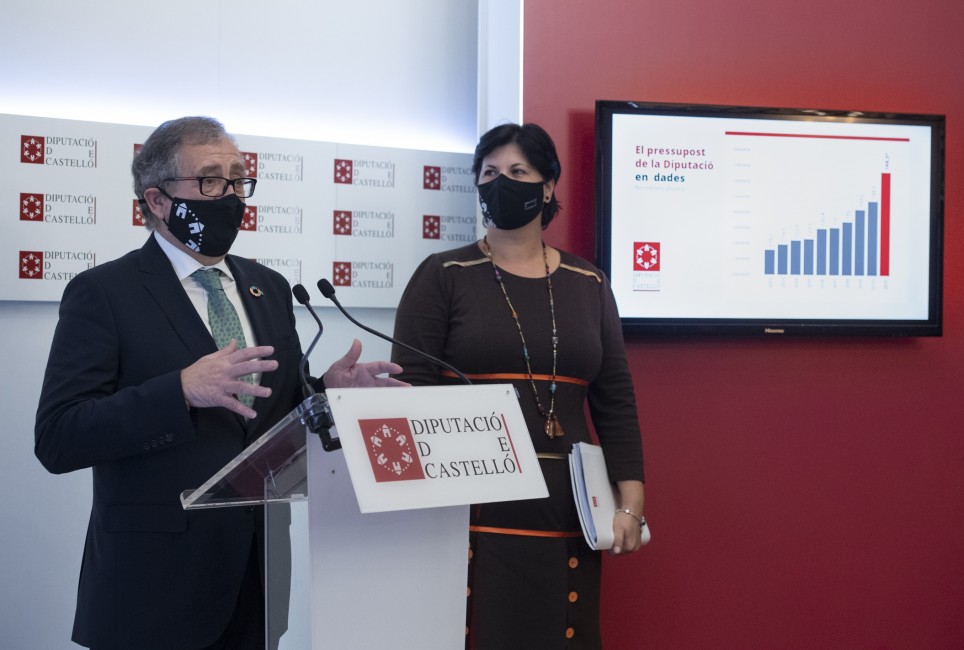 El presidente de la Diputación Provincial de Castellón, José Martí, y la vicepresidenta de la institución, Patricia Puerta, durante la rueda de prensa ofrecida este jueves para informar sobre los presupuestos en materia social. - 