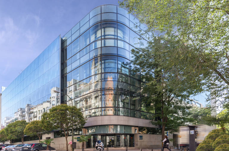 Inmobiliaria Colonial, en estado lateral