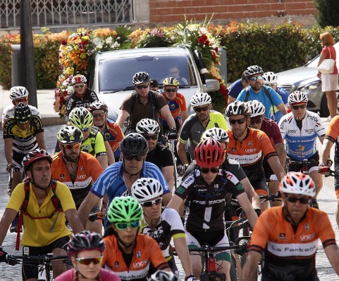 Centenares de ciclistas despiden al tercer fallecido de Xàbia en el accidente de Oliva