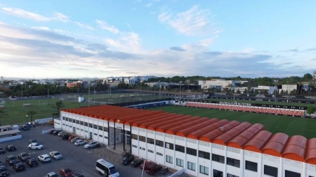 La academia del Valencia mantendrá la puerta cerrada pese a cambio de norma
