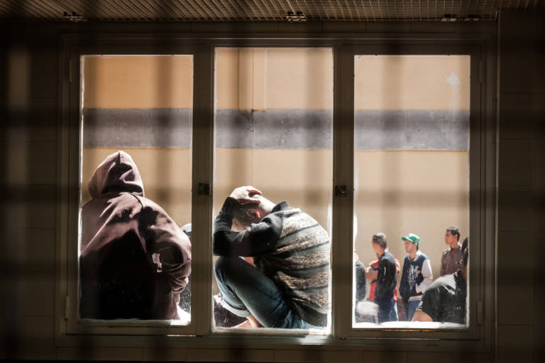 Inmigrantes en el CIES de Zapadores. Foto: JESÚS G. PASTOR - 