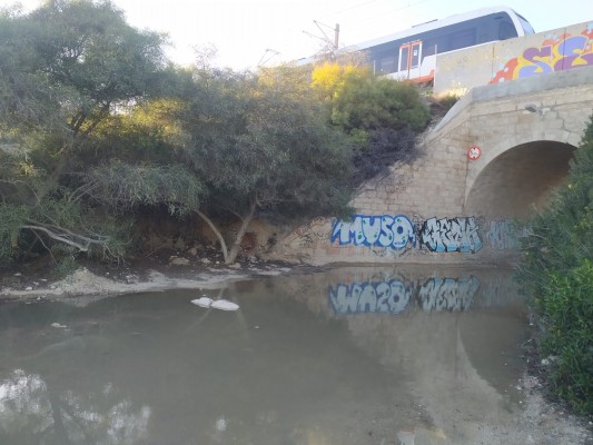 Una fuga en una estación de bombeo origina un río de aguas fecales en El Campello
