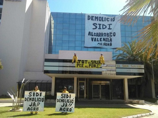 AE-Agró vuelve a exigir la demolición  del Sidi Saler con pancartas sobre el edificio