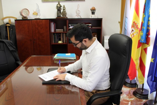 El alcalde de l'Alcora anima al vecindario a comprar en el comercio local a través de una carta