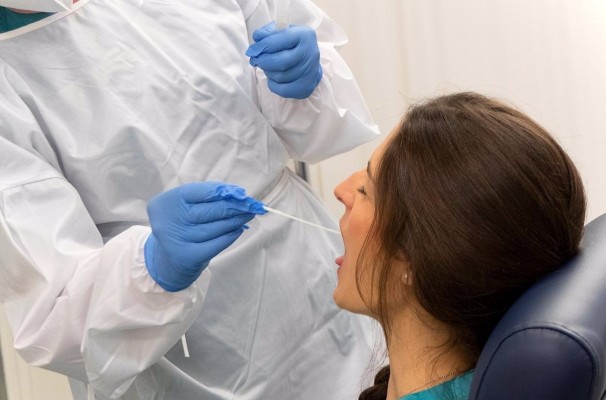 El juzgado que investiga falta de EPI pide a las organizaciones médicas cifras de los facultativos contagiados