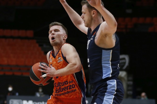 Un Valencia de bajón defiende su sitio en el ‘top 8’ ante el Efes