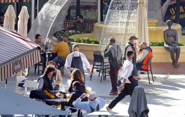 Gran caída del coronavirus al final del puente: la mitad de contagios y hospitales más desahogados
