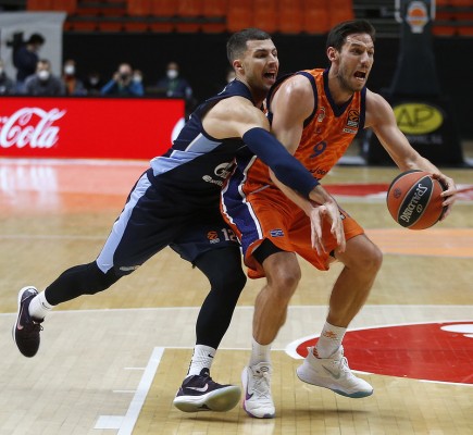 El Zenit se impone a Valencia Basket en un final polémico de partido