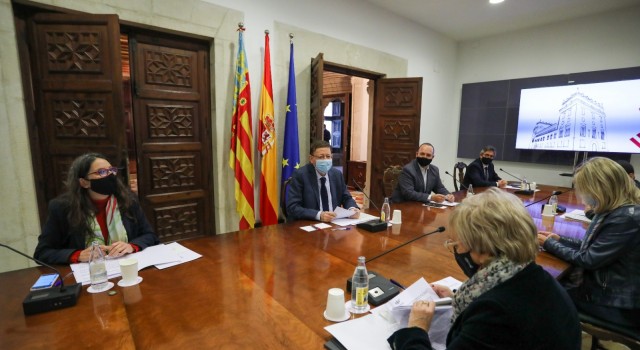 La Generalitat sigue adjudicando a dedo contratos millonarios tras 9 meses de pandemia 