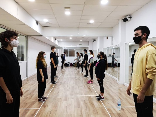 El teatro trata de reinventarse desde las escuelas: cómo hacer más individual un arte 'coral'
