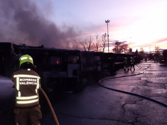 PP y Cs piden una junta de portavoces sobre el incendio en las cocheras de la EMT