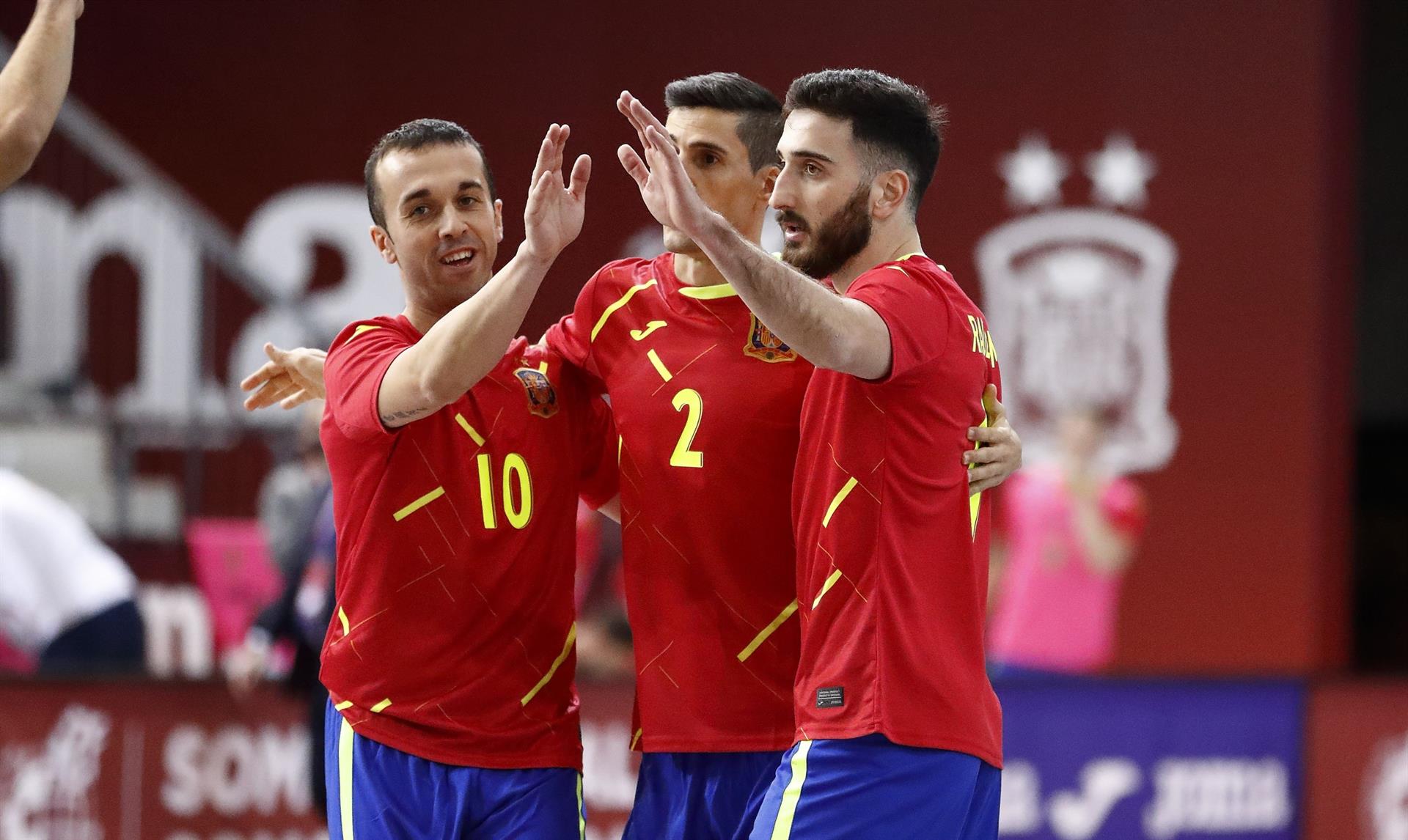 España golea a Letonia en el arranque de la clasificación para la Euro 2022