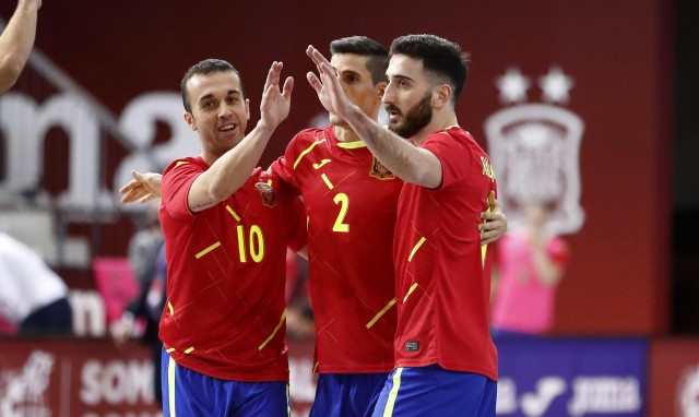 España golea a Letonia en el arranque de la clasificación para la Euro 2022