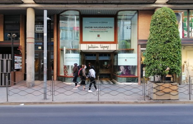 Las telas de lujo de Julián López también se mudan y acentúan la fuga de comercios de Maisonnave