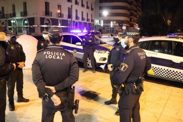 La Policía Local de Alicante disuelve una fiesta en un pub y dos en domicilios tras el toque de queda