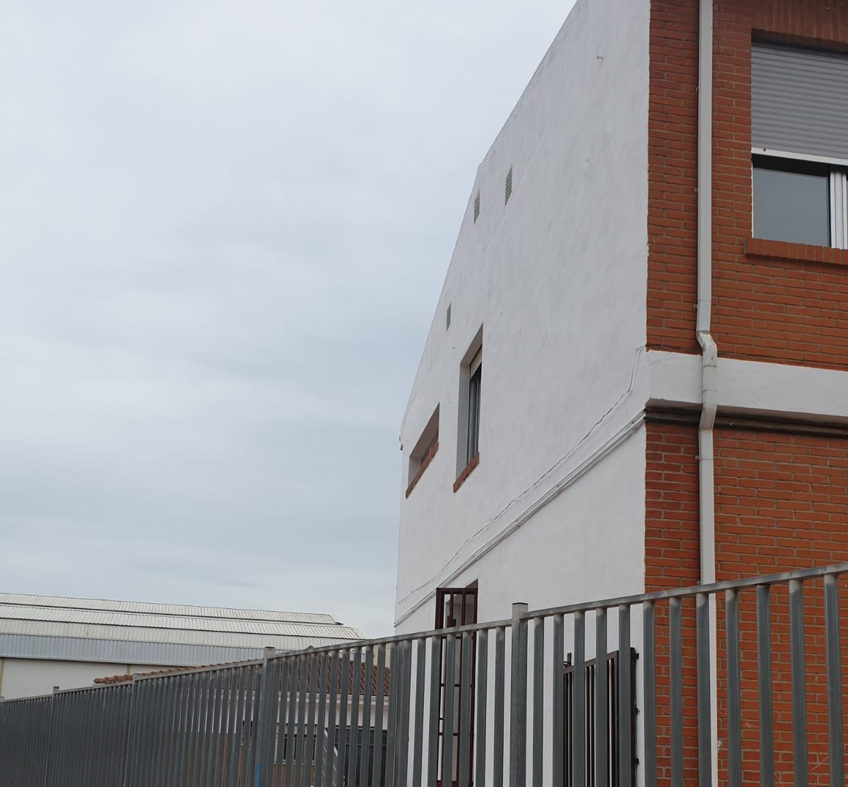 El Ayuntamiento de Oropesa del Mar pinta la fachada del colegio Deán Martí