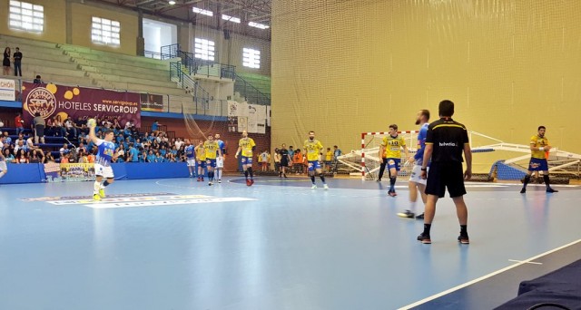 El Balonmano Benidorm acaricia la permanencia