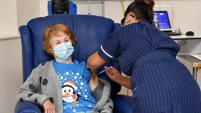Una mujer de 90 años de Reino Unido, primera persona en recibir la vacuna de Pfizer en el mundo
