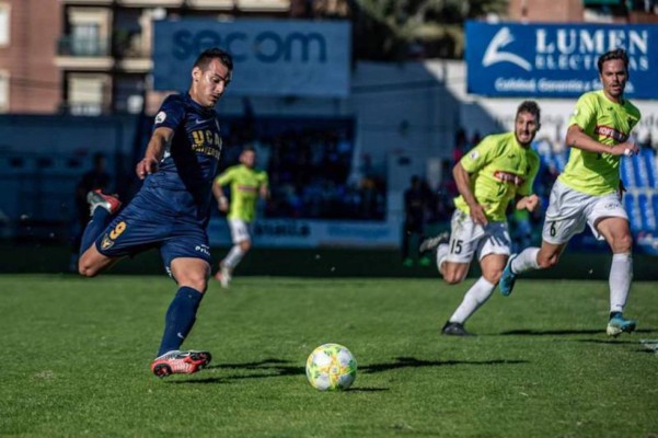 El Yeclano, colista en Segunda B, ficha al delantero Christian Perales 