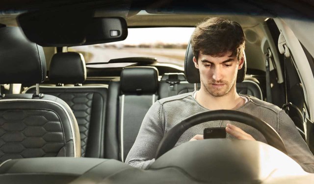 Los conductores jóvenes utilizan smartphones y conducen bajo los efectos del alcohol en los coches paternos