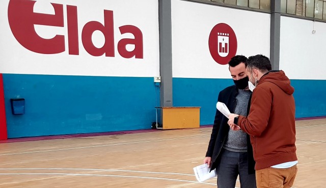 Elda empieza la reforma de la Pista Azul tras concluir la del pabellón Juan Carlos Verdú
