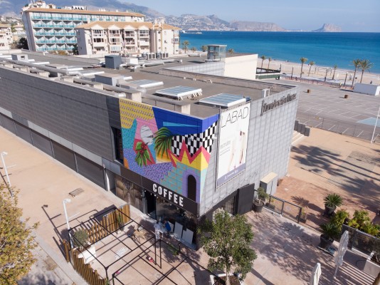 Antonyo Marest firma su tercera gran obra en Alicante: D·Origen Coffee Roasters, en El Albir