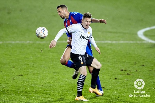 Gameiro vuelve a perdonar a un rival directo