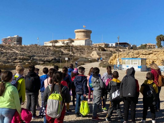 El Campello y el MARQ activan un programa para que escolares conozcan el entorno de La Illeta