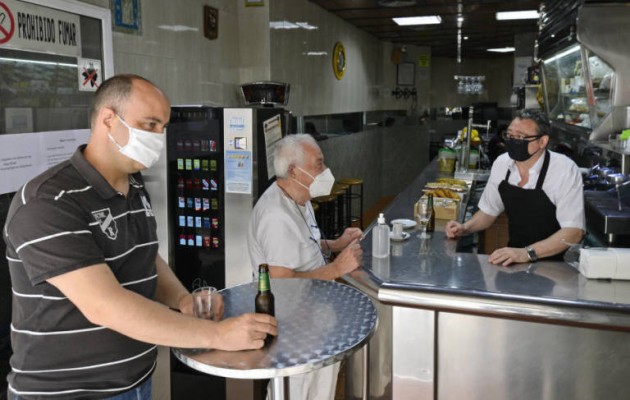 Murcia y Cartagena (y otros 20 municipios) vuelven a abrir el interior de sus bares con aforos al 50%