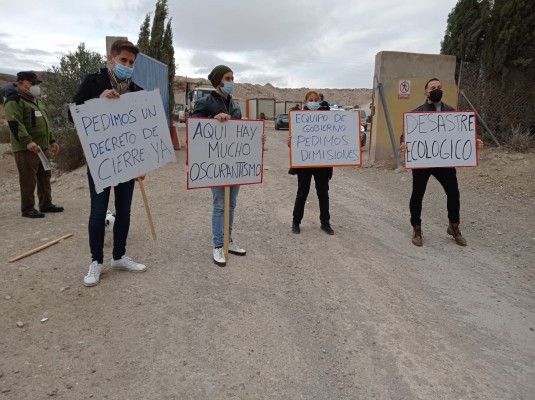 Vecinos de Fontcalent vuelven a concentrarse para pedir soluciones frente a una escombrera