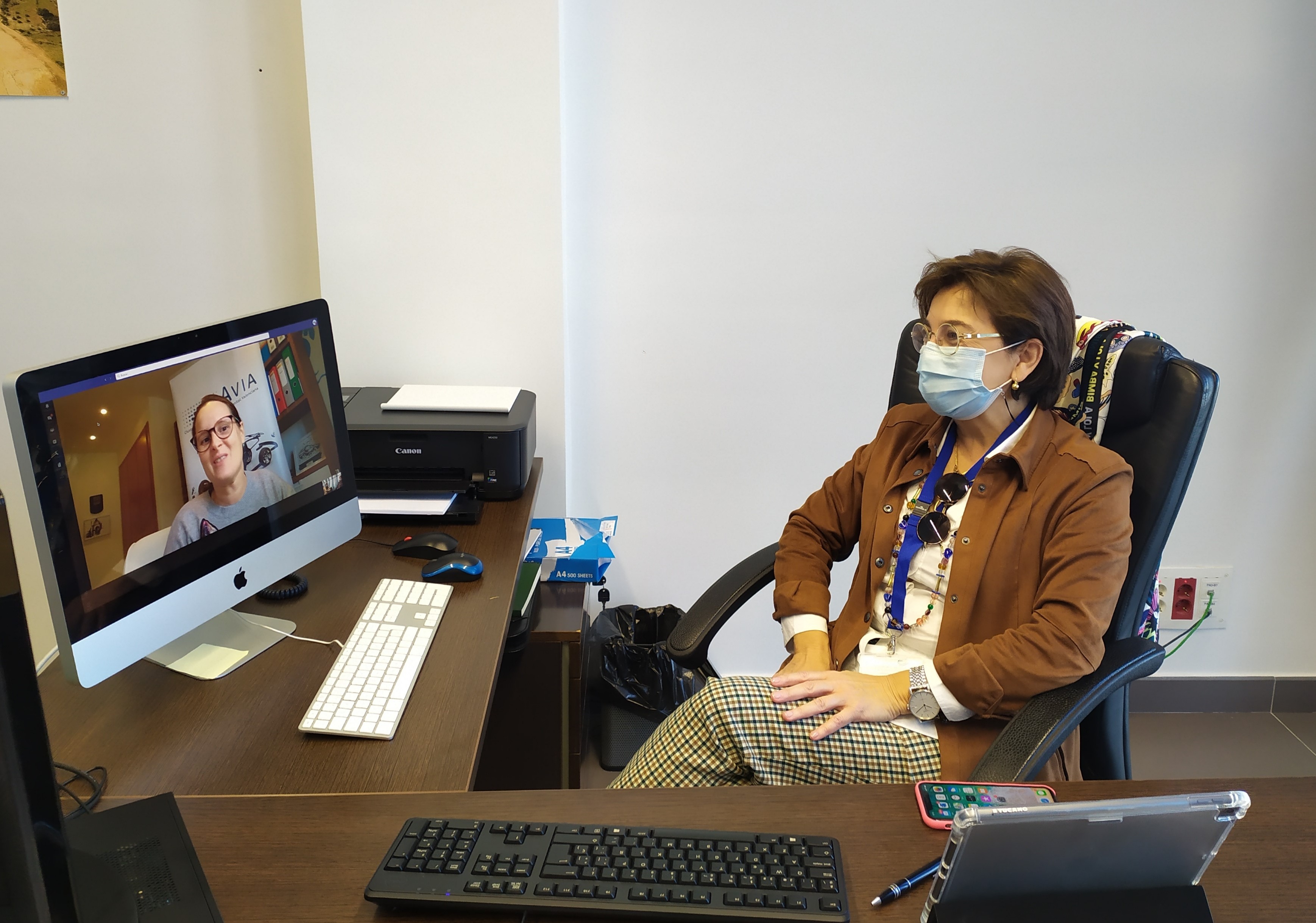 La directora general de Aerocas, Blanca Marín, durante su reunión telemática con la gerente de AVIA, Elena Lluch. - 