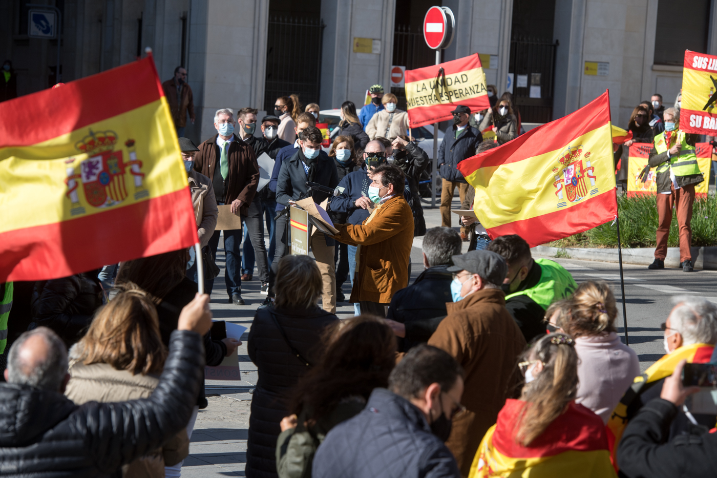 Manuel Mestre, diputado nacional de Vox por Alicante, interviene en el acto de este domingo. Fotos: RAFA MOLINA - 