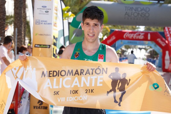 Los atletas marroquíes Ahouchar y Benali se imponen en el Medio Maratón de Alicante
