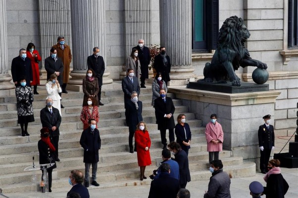 Las restricciones por covid y el frío marcan un homenaje a la Constitución breve y desangelado 