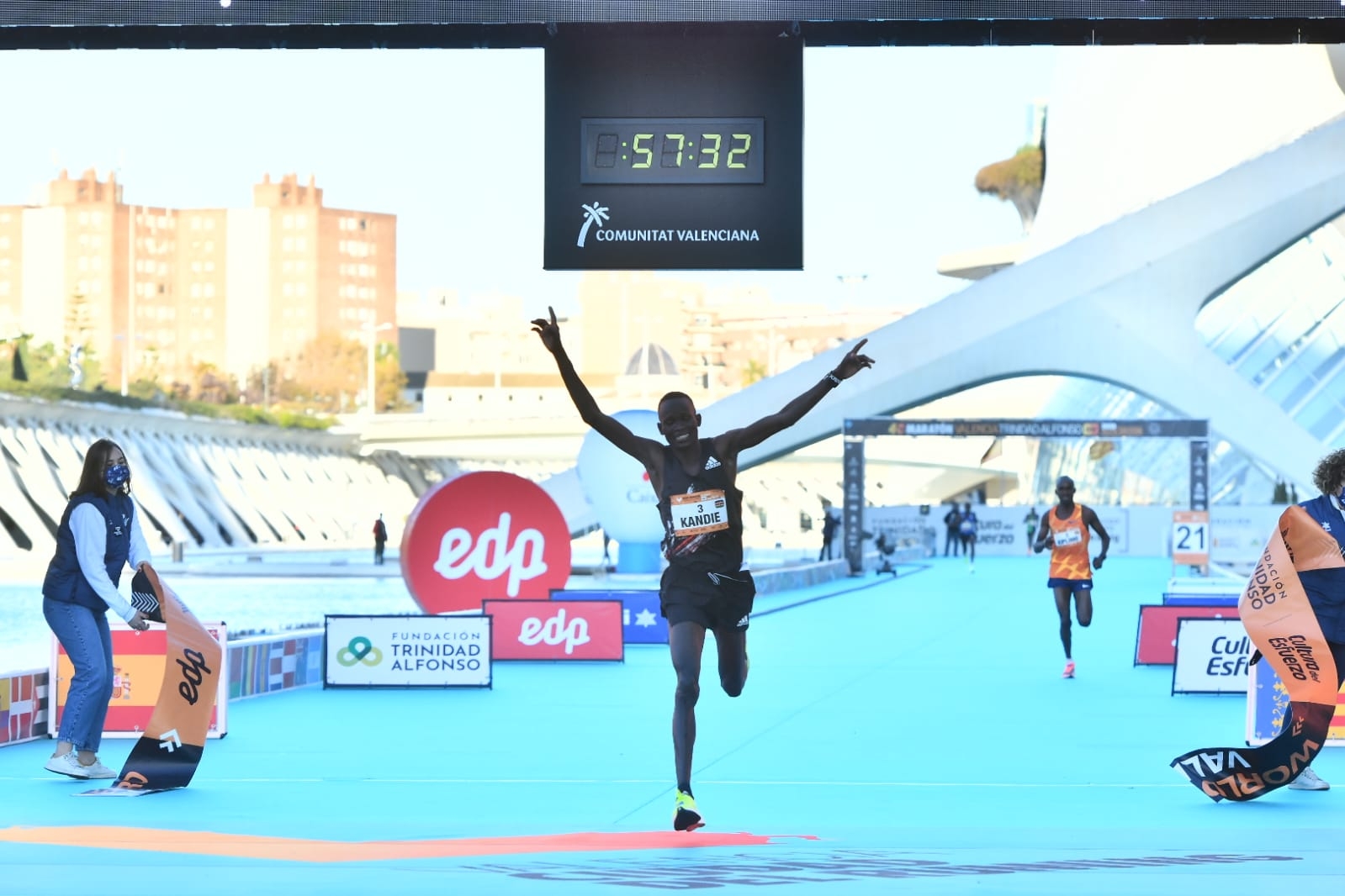 El keniata Kandie destroza el récord del mundo en  la Medio Maratón de València
