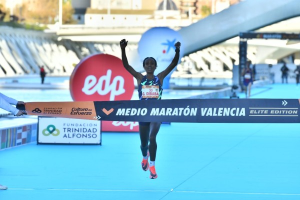 Dibaba gana en su debut en la distancia