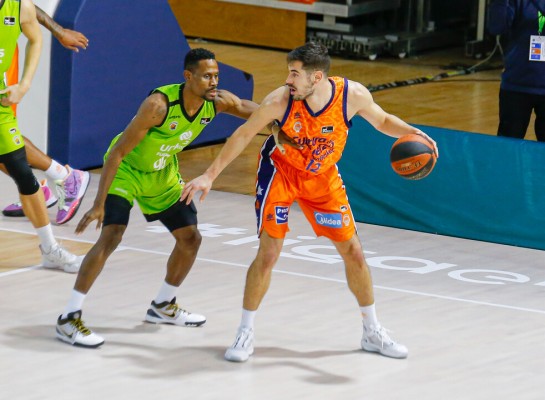 Valencia Basket resiste para imponerse al 'Fuenla' 