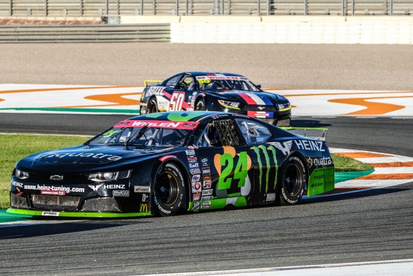 Alon Day gana y llega líder a las finales de la NASCAR europea