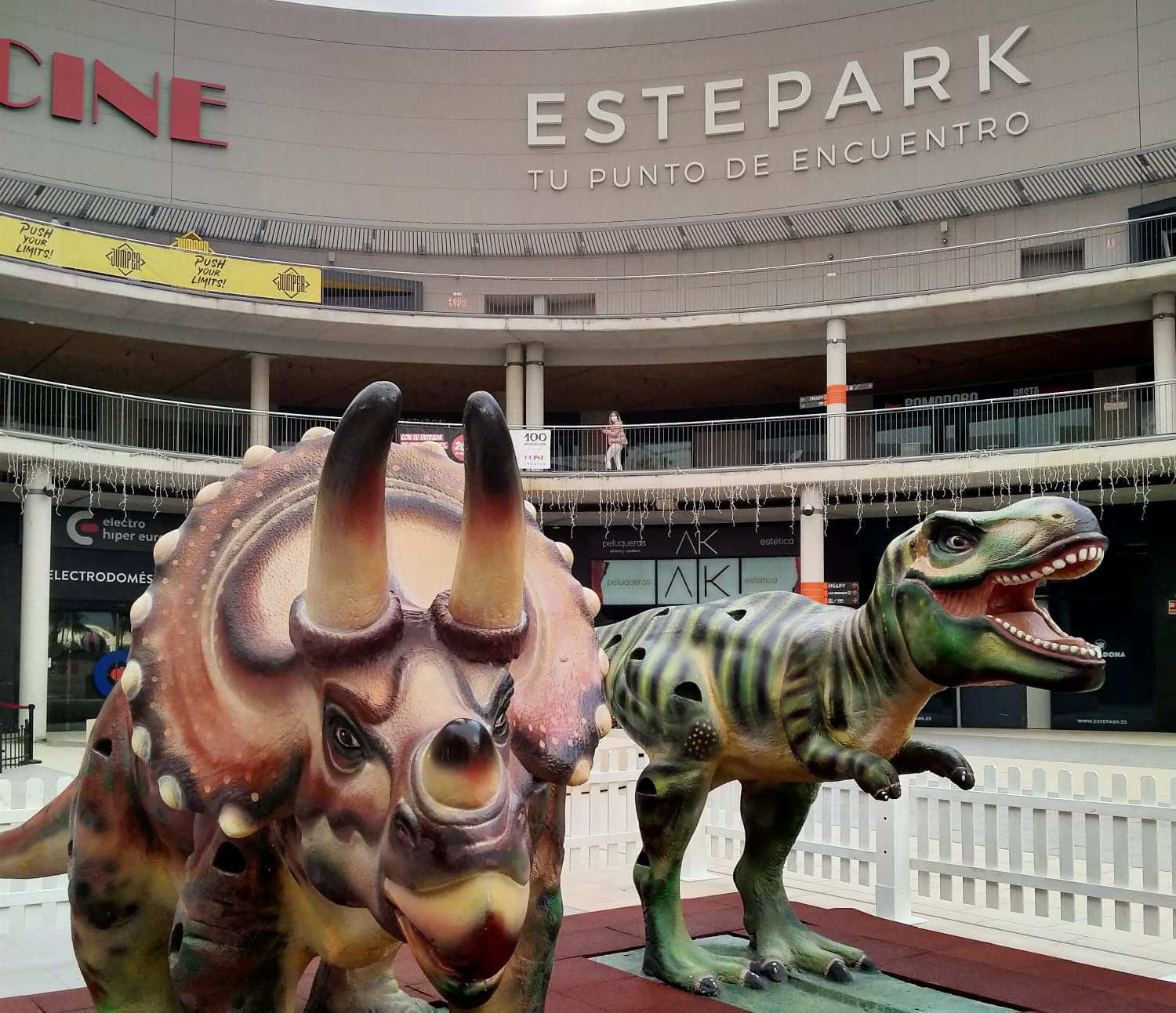 Estepark sigue apostando por el ocio familiar con actividades a lomos de un dinosaurio