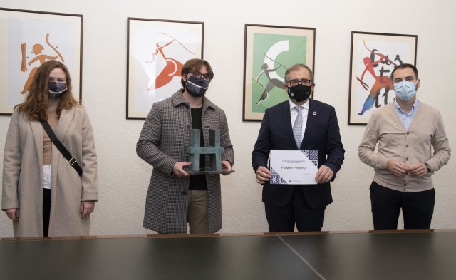 La Diputación premia a Sergio Martínez en el concurso de escultura 'Cerámica en Crudo' por su obra 'H'