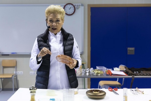 La chef Susi Díaz cocina con turrón en Xixona en un 'showcooking' de recetas dulces y saladas