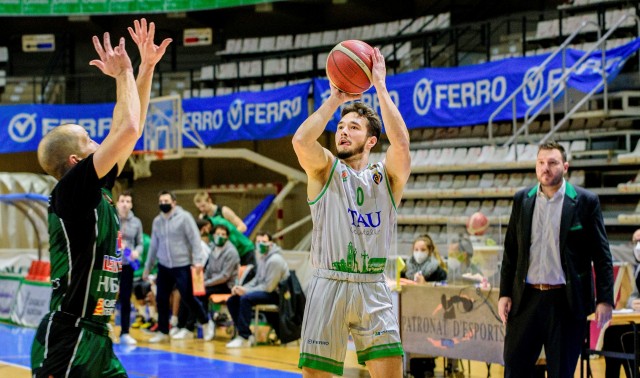 El TAU regresa del parón con un triunfo claro sobre el Huesca que le mantiene en la zona alta (91-69) 