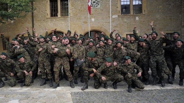 'Section, marche': Historias de la (puta) mili suiza
