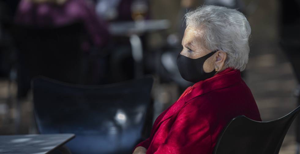 España notifica 8.745 nuevos casos y 214 muertes, mientras la incidencia baja de 307 a 231 en una semana