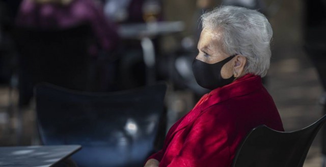 España notifica 8.745 nuevos casos y 214 muertes, mientras la incidencia baja de 307 a 231 en una semana