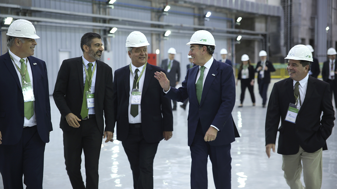 Foto de Galán con empleados de Baixo Iguaçu - 