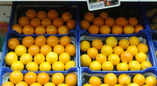 La Unió y AVA piden que se investigue la venta a pérdida de cítricos en supermercados