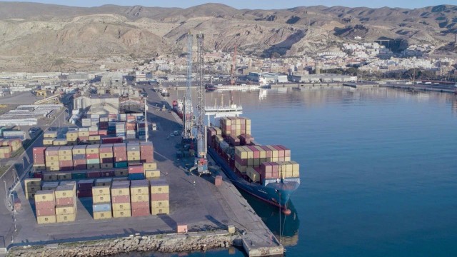 Los precios de las exportaciones caen un 1,7% en octubre y los de las importaciones bajan un 8,6%
