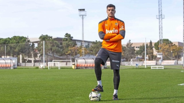 Paterna garantiza laterales derechos para el primer equipo