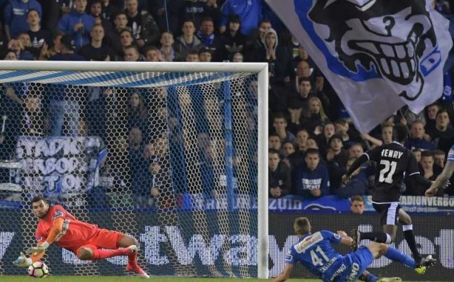 Mat Ryan sigue haciendo méritos en el Genk
